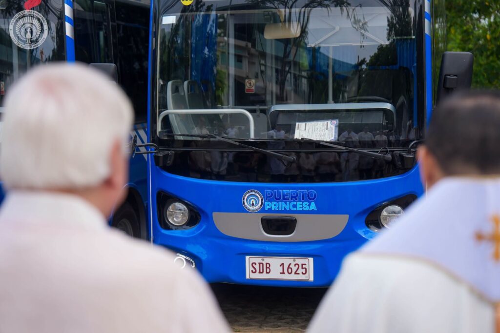 TINGNAN: Pinangunahan ni Mayor Lucilo R. Bayron ang blessing ceremony kahapon para sa tatlong (3) electric buses ng City Government of Puerto Princesa, na gagamitin para sa Libreng Sakay program nito simula September 14, 2026.