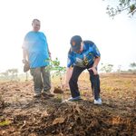 Pinangunahan ni Mayor Lucilo R. Bayron ang pagtatanim ng mga flowering tree sa Puerto Princesa Motocross Park sa Barangay Sta. Lucia nitong Setyembre 11, 2026.