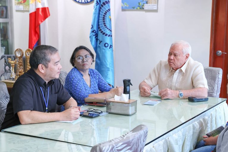 PHLPOST ACTING AREA DIRECTOR PAYS COURTESY CALL ON MAYOR BAYRON